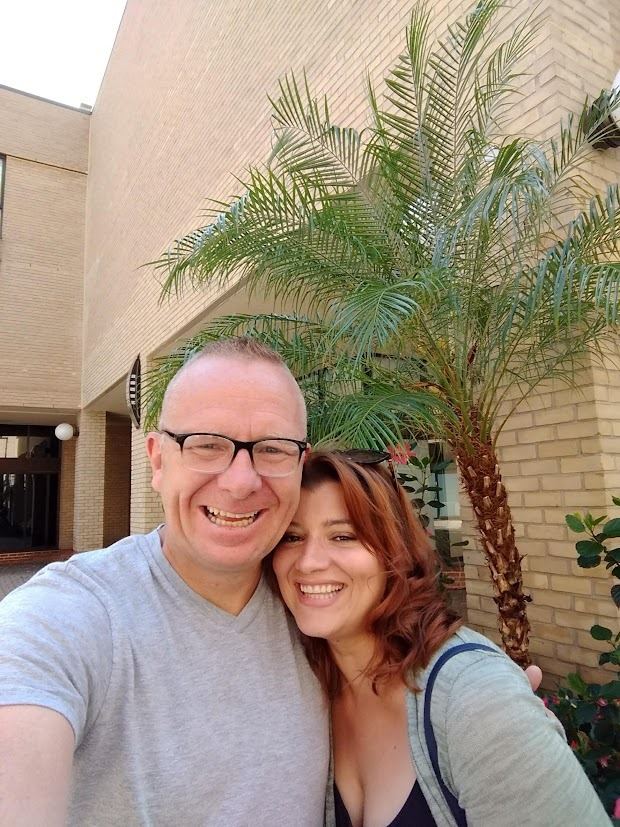 Andrew the Cayman Trader enjoying life with a loved one under the palms
