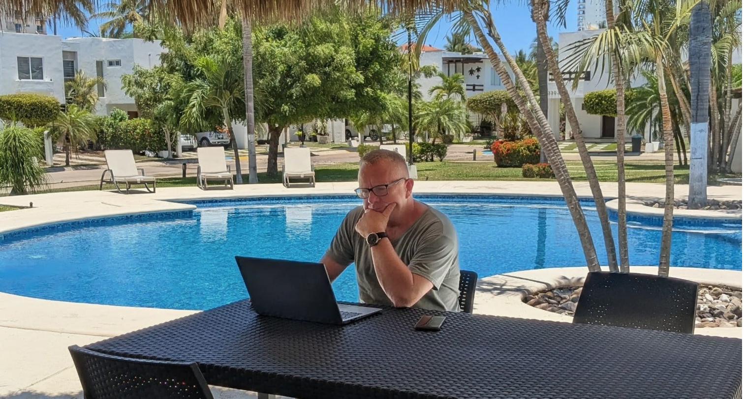 Andrew the Cayman Trader watching the markets poolside in Mazatlan