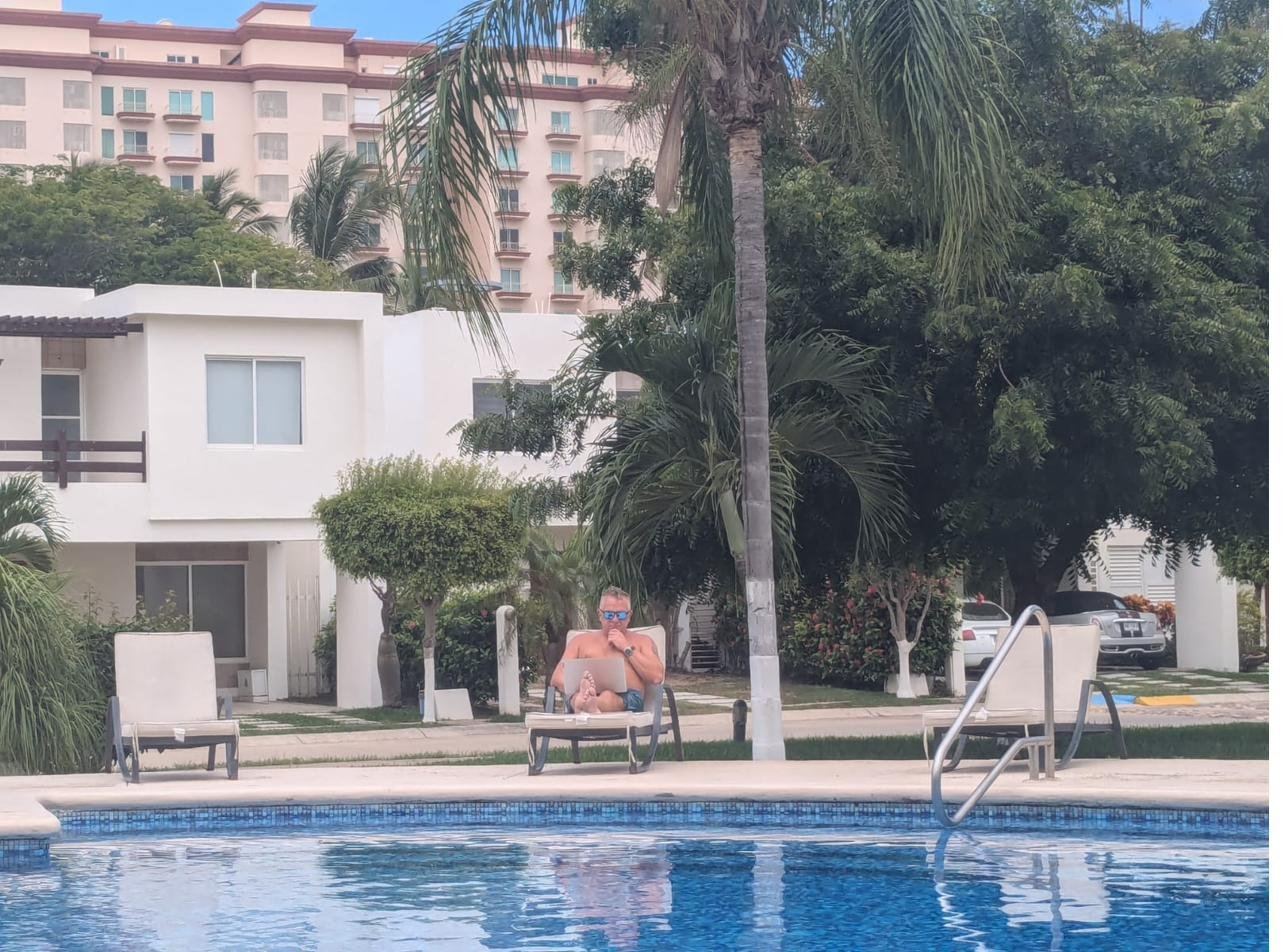 Andrew the Cayman Trader working poolside in Mazatlan